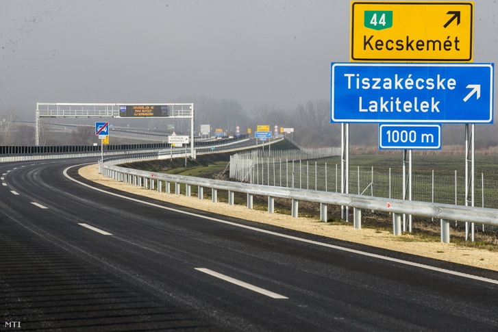 Az M44-es gyorsforgalmi út Lakitelek–Tiszakürt közötti szakasza az átadás napján, 2021. december 15-én