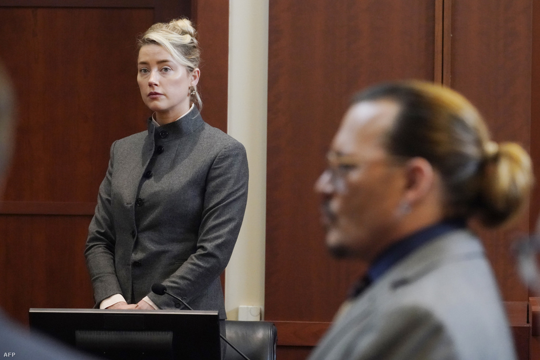 Amber Heard és Johnny Depp a bírósági tárgyaláson 2022. május 16-án