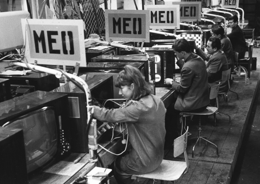 A székesfehérvári Videoton-gyárban nők is dolgoztak. A képen épp a televíziókészülékek végellenőrzése zajlik. 1966.
