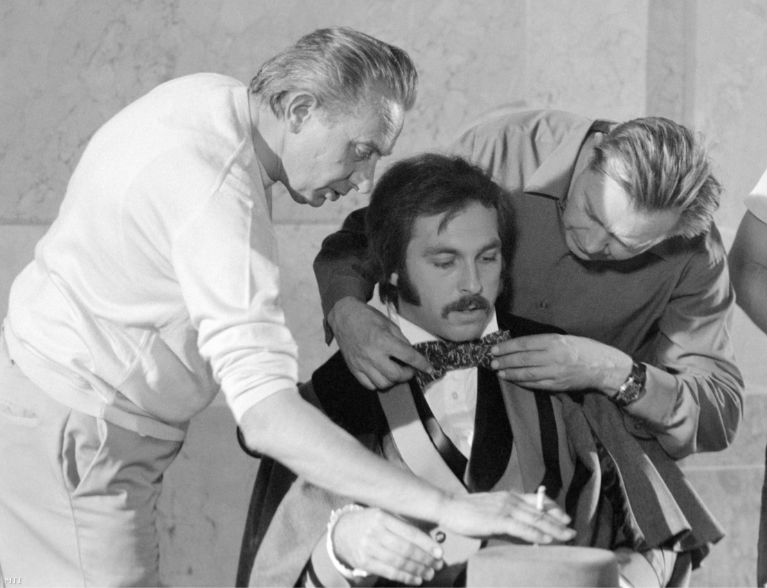 Az öltöztetők készítik fel Huszti Péter színművészt a Jókai Mór Fekete gyémántok című regényéből készülő film egyik jelenetének felvételéhez 1976. augusztus 3-án
