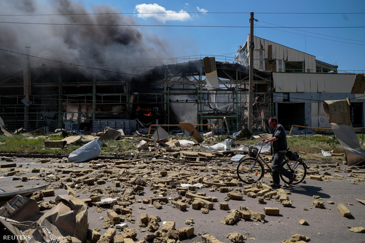 Egy lebombázott épület Bahmut városában, Donyeck régióban, Ukrajnában 2022. május 27-én
