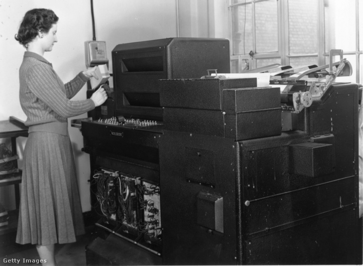 Egy nő a Hollerith-tabulátort használja 1955-ben