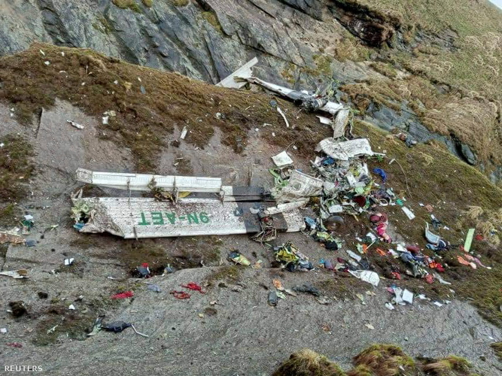 A vasárnap eltűnt utasszállító repülőgép roncsai Nepálban 2022. május 30-án