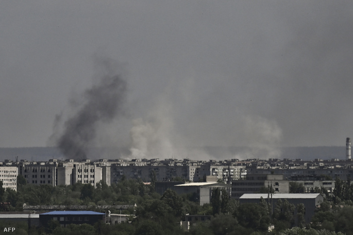 Füst száll fel Szeverodonyeck városából a kelet-ukrajnai Donbász régióban 2022. május 26-án