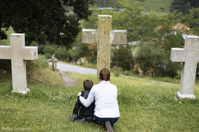 Nem törvényszerű, hogy a kisgyermeket távol kellene tartani a temetőtől
