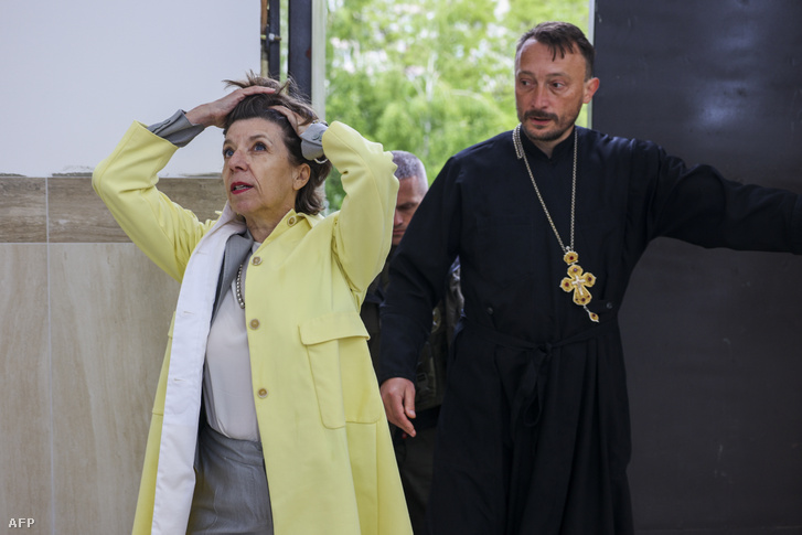 Catherine Colonna francia külügyminiszter reakciója, amikor ő és Andrii Holovine belépnek a Szent András Pervozvannoho Mindenszentek templomba Bucsában 2022. május 3-án