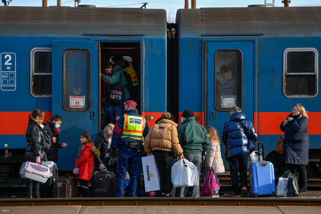 Az orosz–ukrán háború elől menekülő emberek a záhonyi vasútállomáson 2022. március 1-jén