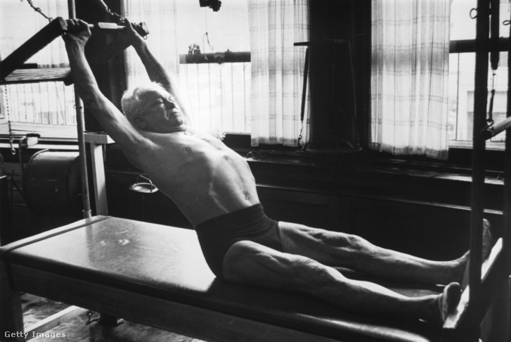 Joseph Pilates edz stúdiójában New Yorkban 1960 körül