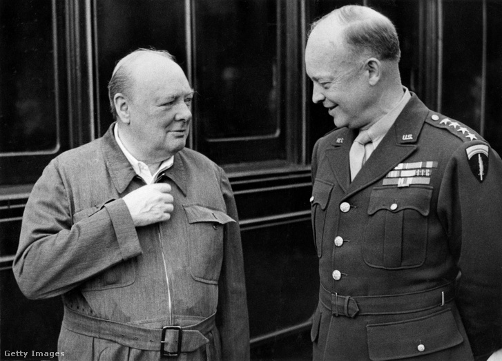 Churchill úr bemutatja ruhája cipzárját Eisenhower tábornoknak 1944. május 15-én