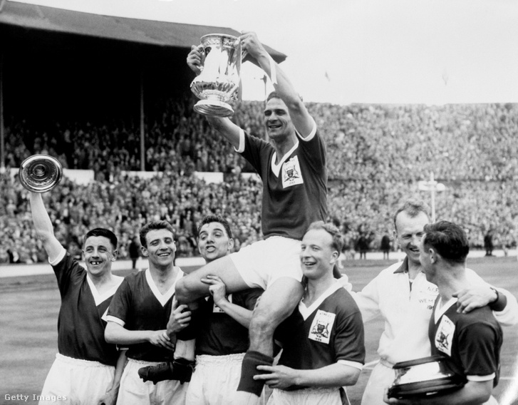 Jack Burkitt, a Forest akkori csapatkapitánya, kezében az FA-kupa győztesének járó trófeával a Luton ellen 2:1-re megnyert 1959-es döntő végén