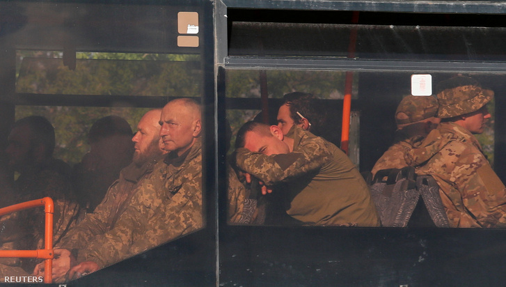 Az ukrán Azovstal katonáit szállító autóbusz elhagyja Mariupolt 2022. május 20-án