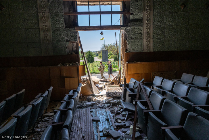 Egy lerombolt épület belülről Herson megyében, Ukrajnában 2022. május 8-án