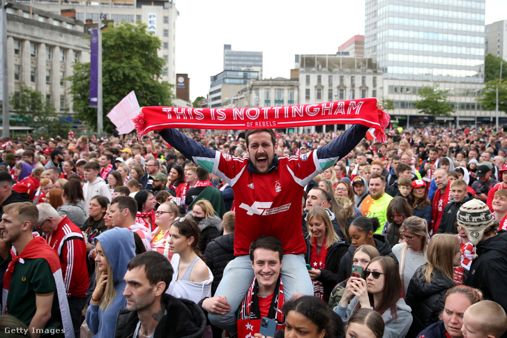 Nottingham piacterén ünneplő drukkerek a Premier League-be visszajutott csapat fogadásán