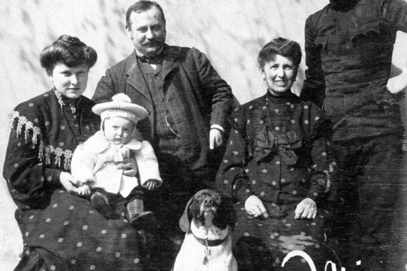 A jó hangulatú képen látszik, hogy a kutya a család teljes értékű tagja. A felvétel 1900-ban készült.