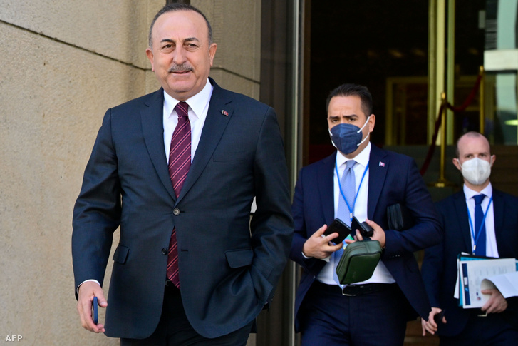 Mevlüt Çavuşoğlu török külügyminiszter a NATO-külügyminiszterek találkozóján 2022. május 15-én Berlinben