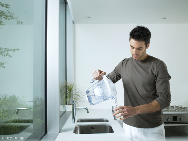Akár egy egyszerű vízszűrő kancsó is megoldásként szolgálhat a tiszta vízre, bár ez a fürdőszobába nem jó megoldás