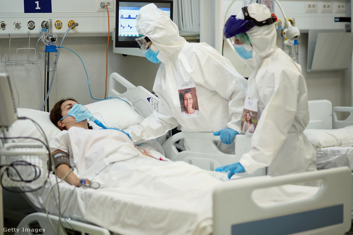 Orvosok koronavírus elleni védőfelszerelésben egy lélegeztetett beteggel
