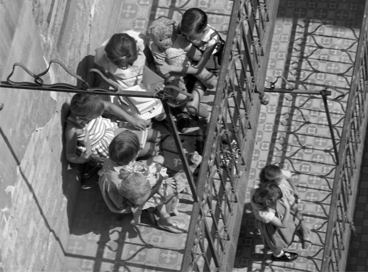 Budapest, 1961. augusztus 30. Játszó, tanszereiket nézegető gyerekek a gangon a vakáció utolsó napján.