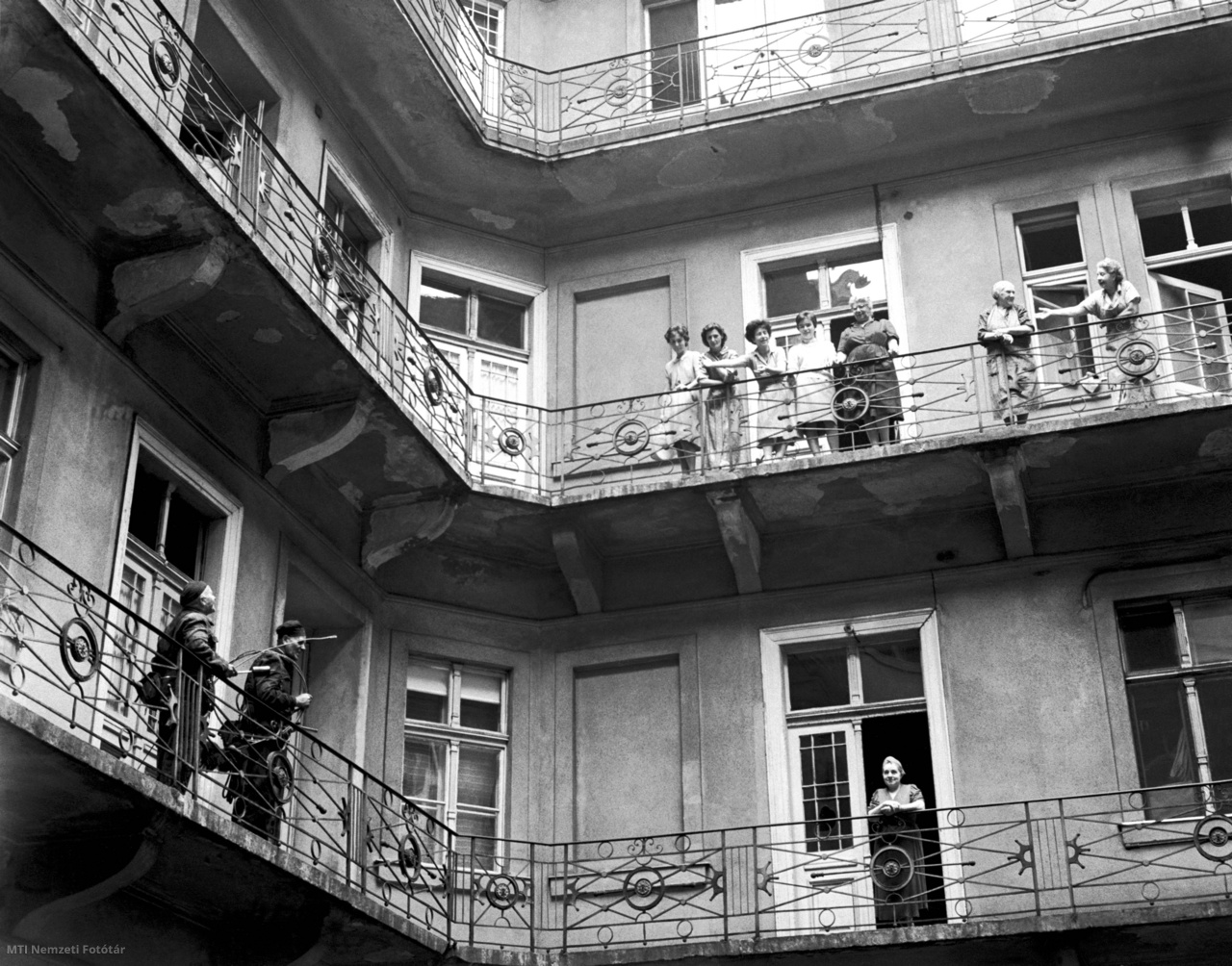 Budapest, 1961. július 1. Nessmann Sándor és Forgách István kéményseprők - akik 45 éve tisztítják a kéményeket - az V. kerületi a Mérleg utca 12. szám alatti ház függőfolyosóján mennek a következő lakás kéményének ellenőrzésére.