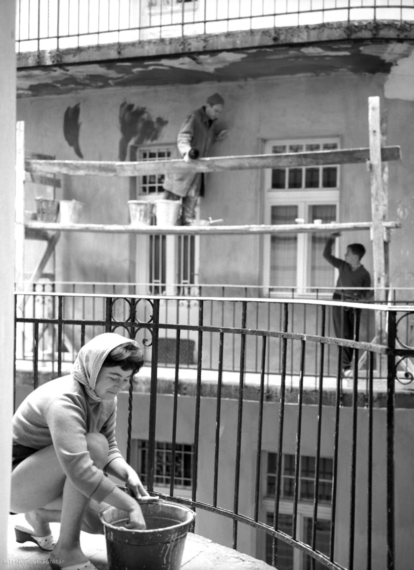 Budapest, 1963. szeptember 30. Kerti Judit egyetem hallgató, a Garai utca 37. számú ház lakója takarítja a folyosót, miután a bérház lakói saját erejükből, társadalmi munkával tatarozzák, vakolják az épület udvari oldalát. 