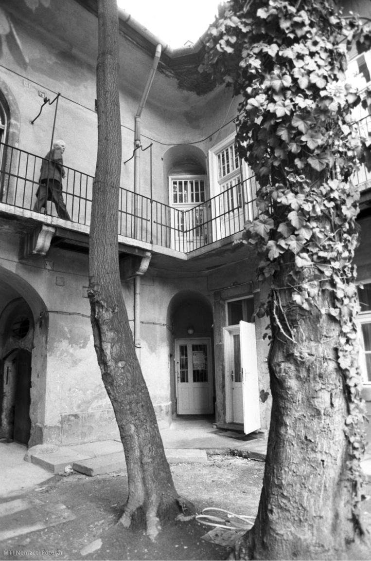 Budapest, 1990. április 25. Lakóház a VII. kerületben a régi gettó területén. 