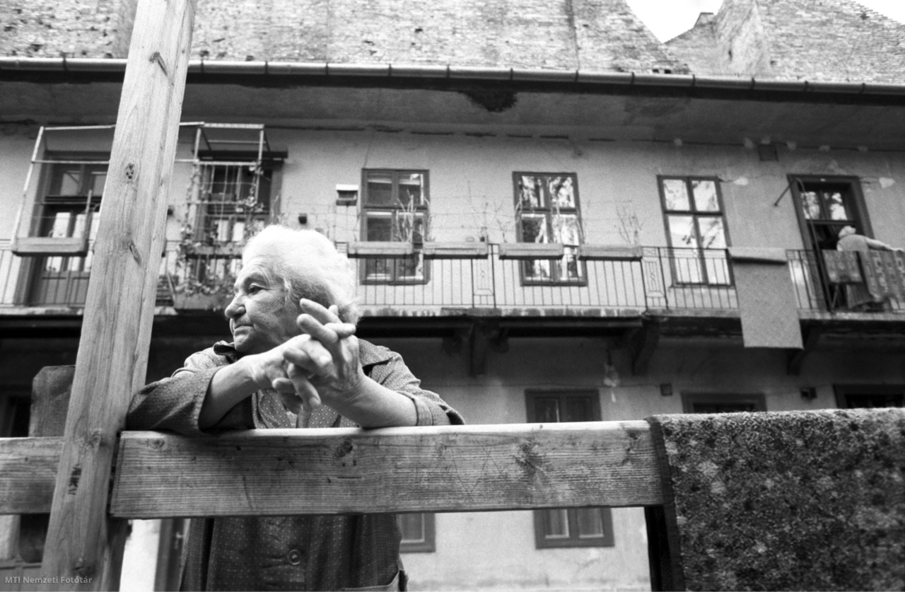Budapest, 1990. április 25. Egy idős nő áll a szőnyegporoló mellett egy lakóház belső udvarán a VII. kerületben a régi gettó területén.