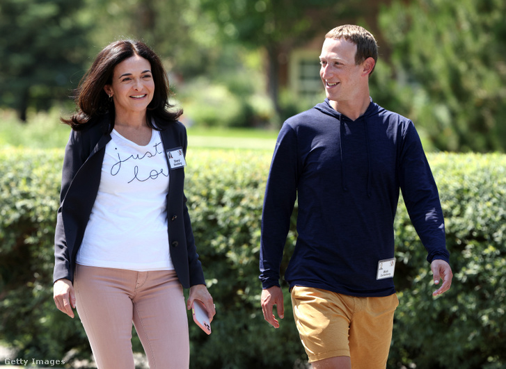 Sheryl Sandberg (bal oldalon) és Mark Zuckerberg