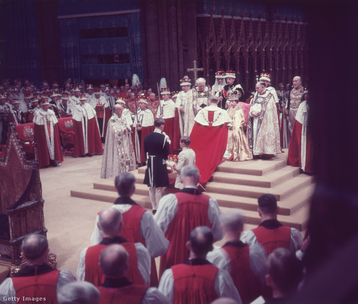 Edinburgh hercege tiszteleg feleségének, az újonnan megkoronázott II. Erzsébet királynőnek a koronázási szertartása során 1953. június 2-án