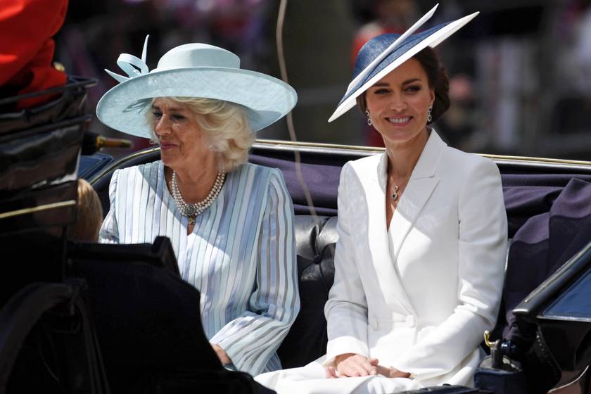Katalin hercegné Kamilla cornwalli hercegné mellett foglalt helyet a hintóban.