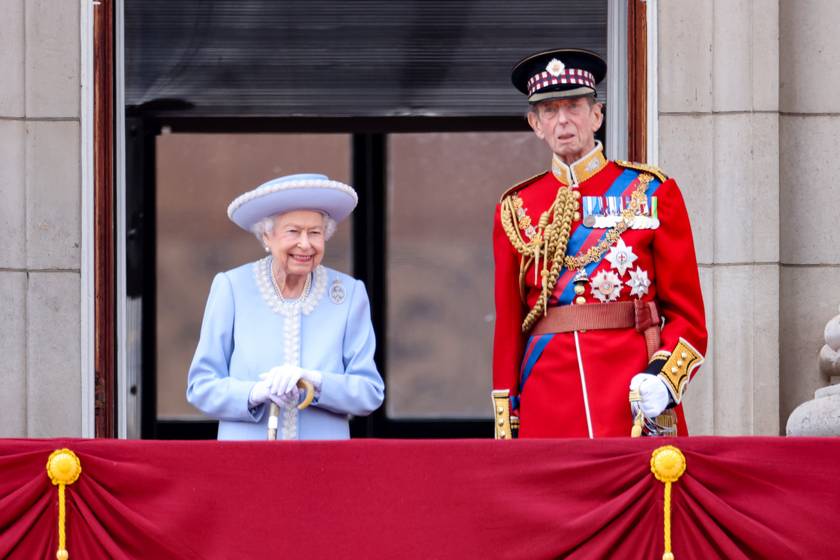 Erzsébet királynő Kent hercege társaságában lépett a Buckingham-palota erkélyére.
