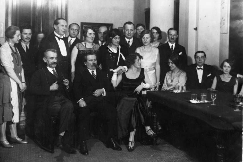 Otthon Kör a Dohány utca 76. alatt. Móricz Zsigmond és Surányi Miklós tiszteletére a Magyar írók Egyesülete vacsorát rendezett. A kép bal sarkában ott áll József Attila is. A fotó 1930-ban készült.
