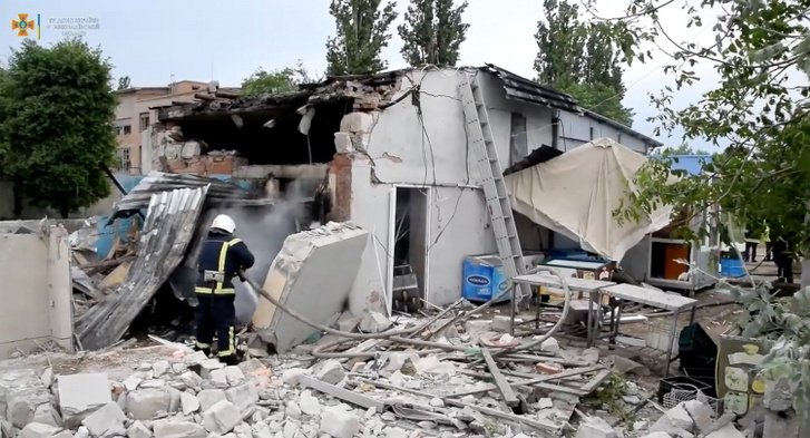 Egy lebombázott épület k Mikolajivkában Ukrajnában 2022. május 30-án