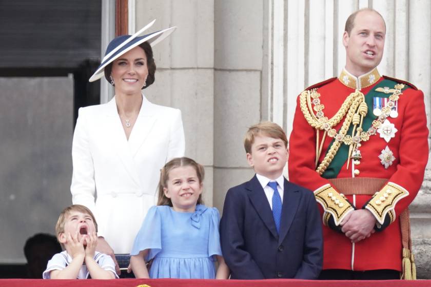 A parádé végén hagyomány, hogy a királyi család tagjai kiállnak a Buckingham-palota erkélyére. Nos, itt egyértelműen Lajos herceg lopta el a show-t.