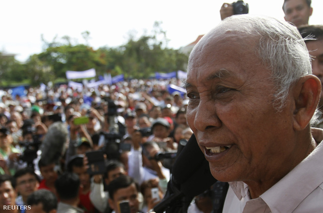 Csum Mej, az S-21 börtönt megjárt túlélő beszél a Phnom Penhben összegyűlt tömeghez