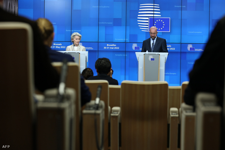 Charles Michel, az Európai Tanács elnöke és Ursula von der Leyen, a Bizottság elnöke 2022. május 31-én Brüsszelben, az Európai Tanács rendkívüli ülésén
