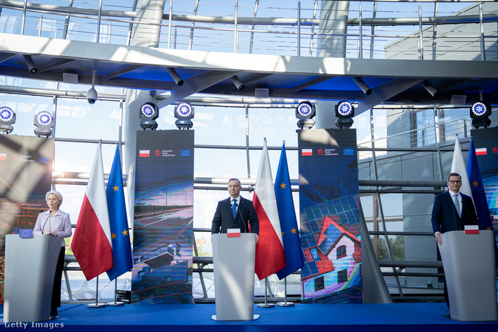 Ursula von der Leyen, az Európai Bizottság elnöke Andrzej Duda lengyel elnök és Mateusz Morawiecki lengyel miniszterelnök közös sajtótájékoztatón 2022. június 2-án