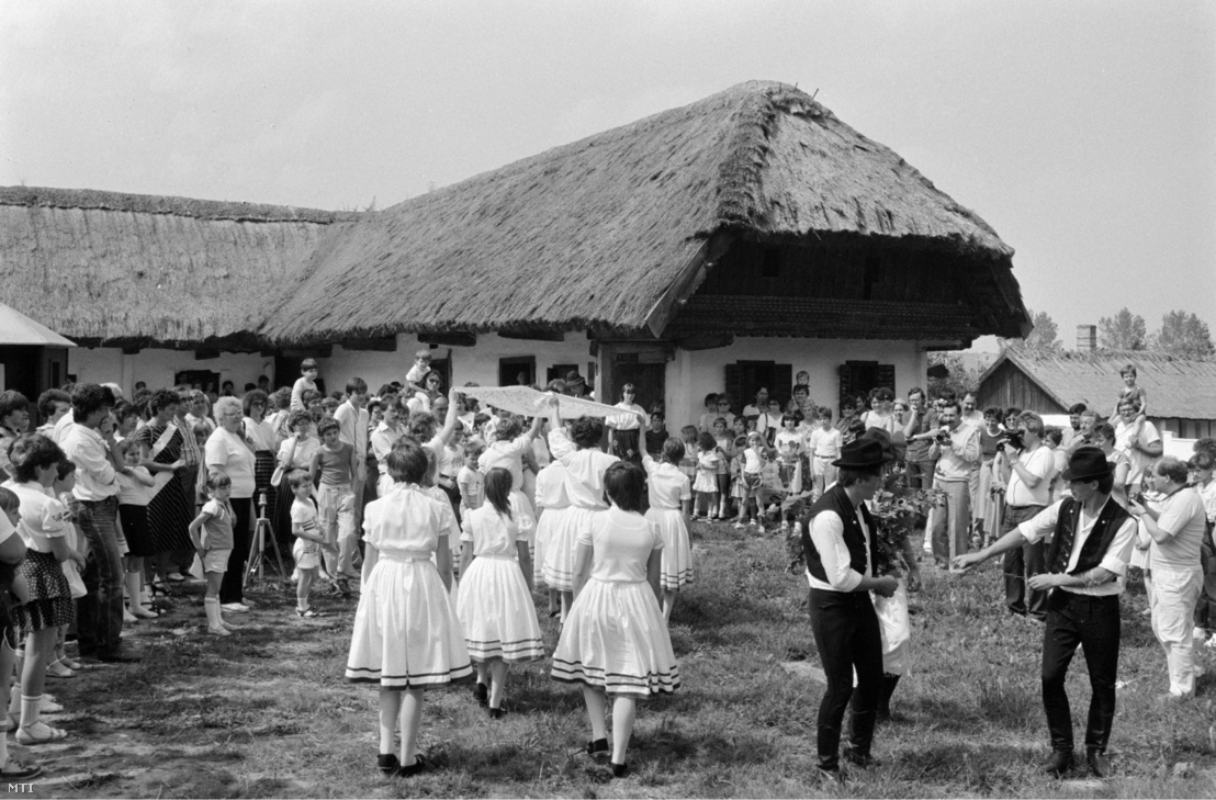 Pünkösdölő iskolások a Vasi Múzeumfaluban, ahol az egykor népszerű népszokást elevenítették fel a megye kisiskolásai 1987-ben