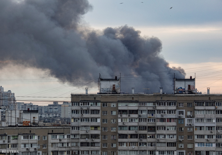 Füst száll fel egy lakótelep mögött Kijevben 2022. június 5-én
