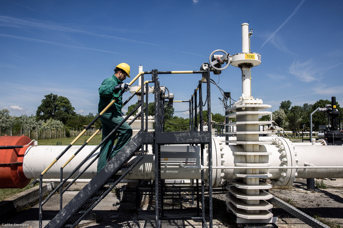 Egy munkás ellenőrzi az Adria kőolajvezetéket Százhalombattán