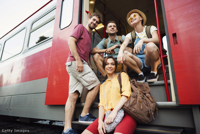 Fiatalok, jó társaságban utazva nem érezték lassúnak még a régi vonatokat sem… Getty Images Hungary