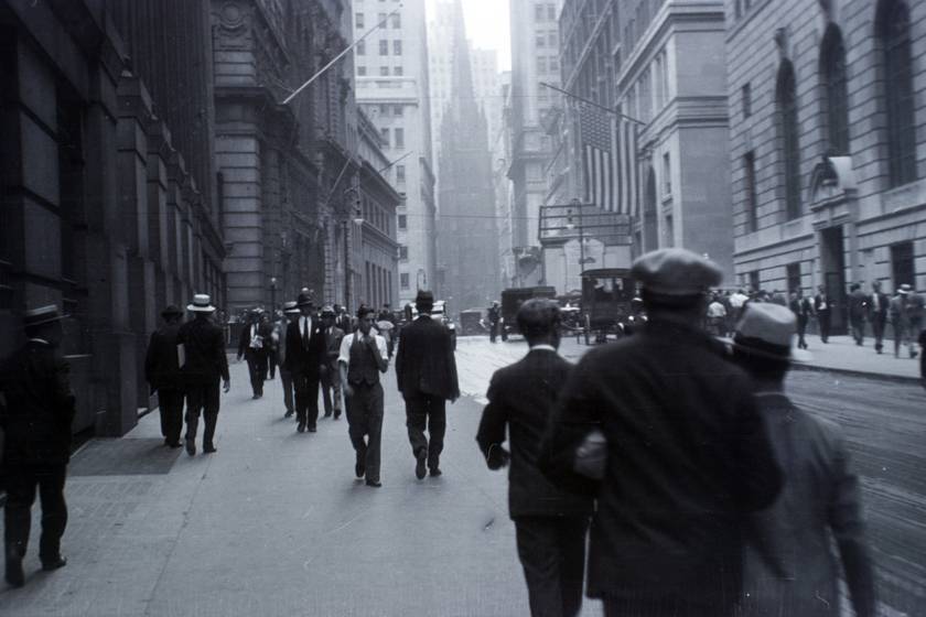 Wall Street a Broadway felé nézve. Előtérben a William Street kereszteződése, szemben a Broadwayn a Szentháromság-templom (Trinity Church). A fotó 1929-ben készült.