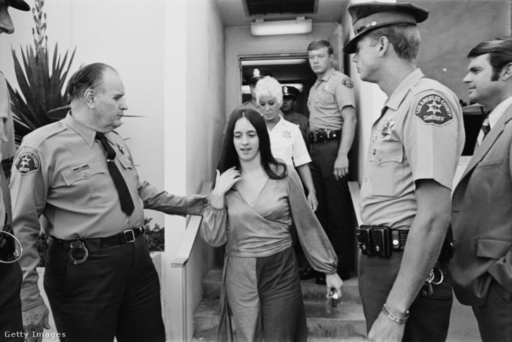 Susan Atkinst kísérik a rendőrök a bíróságra 1970. június 25-én