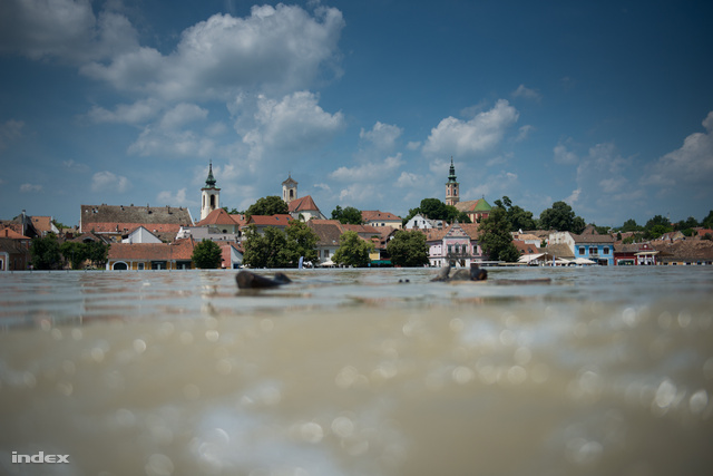 Az áradó Duna a mobilgát magasságából Szentendrén