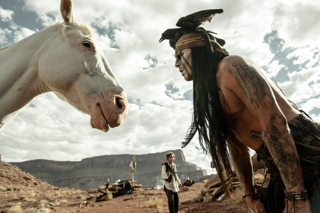 Johnny Depp egy lóval kommunikál