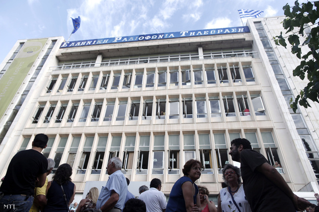 A görög közszolgálati média, a Hellenic Broadcasting Corporation (ERT) dolgozói a cég székháza előtt.