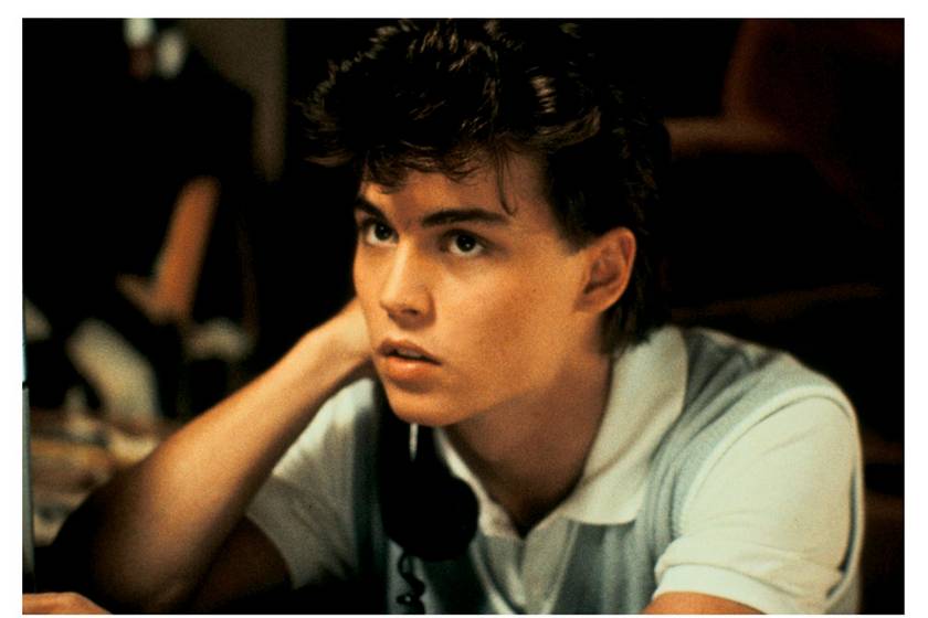 1984-ben jött ki a Rémálom az Elm utcában című film, ami Johnny Depp első filmes szerepe volt. A mozi megjelenésekor 21 éves volt. Mielőtt befutott volna, már akkor is nagyon helyes fiatalember volt.