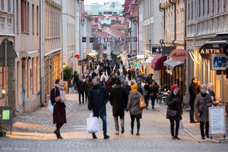 Sétáló emberek Hágában, Svédországban