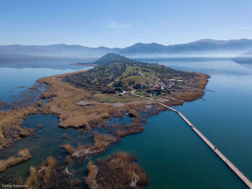 Légi felvétel Agios Achillios szigetéről a görögországi Preszpa Nemzeti Parkban