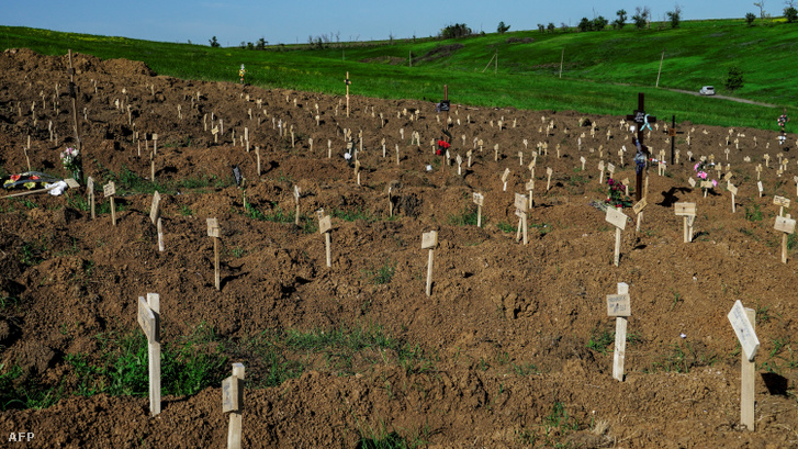 Sírok láthatóak Mariupol városának egy temetőjében 2022. június 2-án