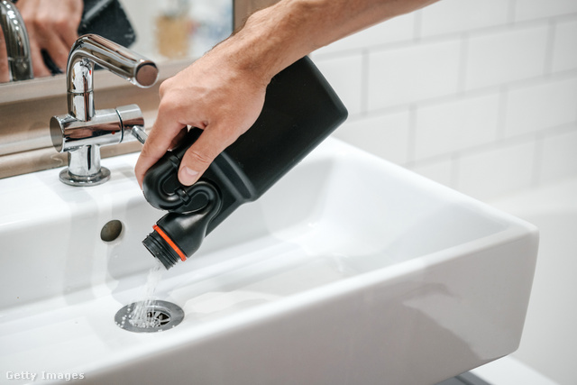 A fürdőszobai csatornaszagot dugulás is okozhatja, ami enyhébb esetben lefolyótisztítóval orvosolható